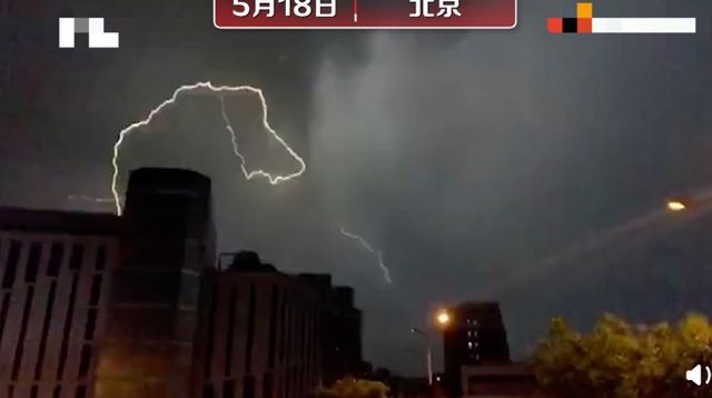 夜空|震撼一幕！北京颐和园附近上空现几字型闪电，电闪雷鸣照亮夜空