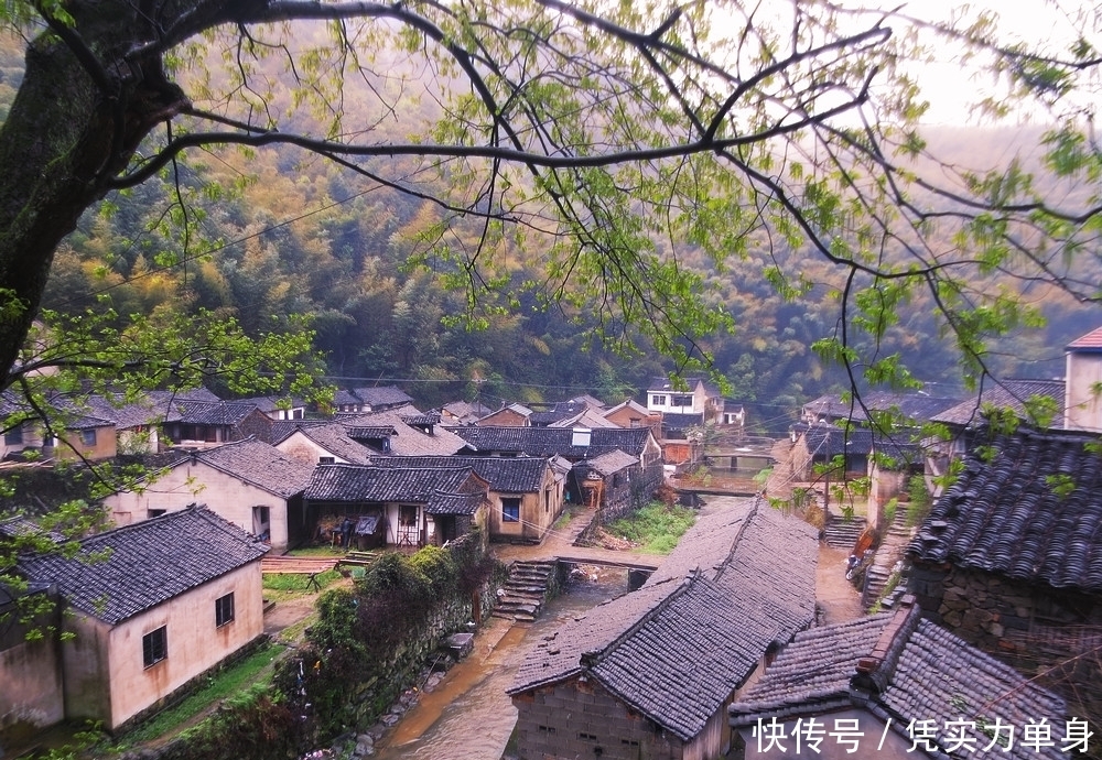 藏在深山里的古村：枯藤老树古道，小桥流水老农，石墙泥瓦古道！