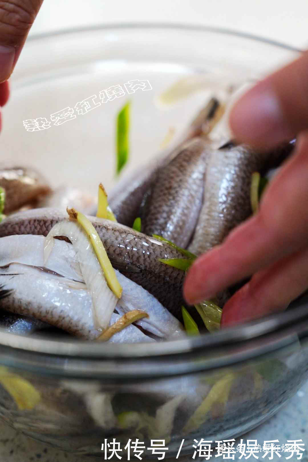  干炸鱼用淀粉还是面粉效果都不如这粉好，外表更酥脆凉了也好吃