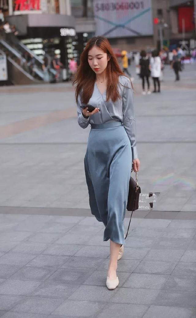 小美女|街拍:风流蕴藉的小美女,短袖配黑色休闲裤,尽显时尚唯美气质