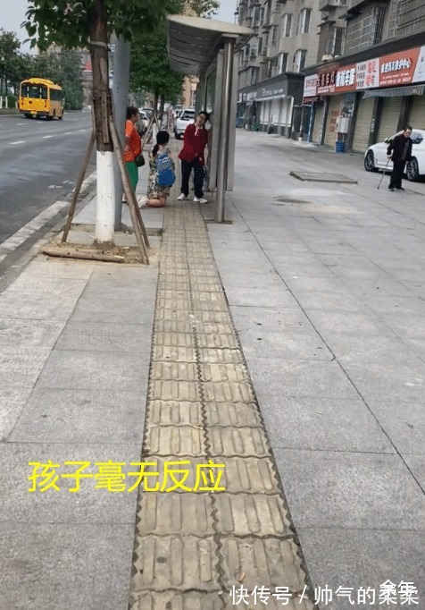 灵魂|四川南充，一位母亲当街给孩子下跪，有些父母灵魂是空的