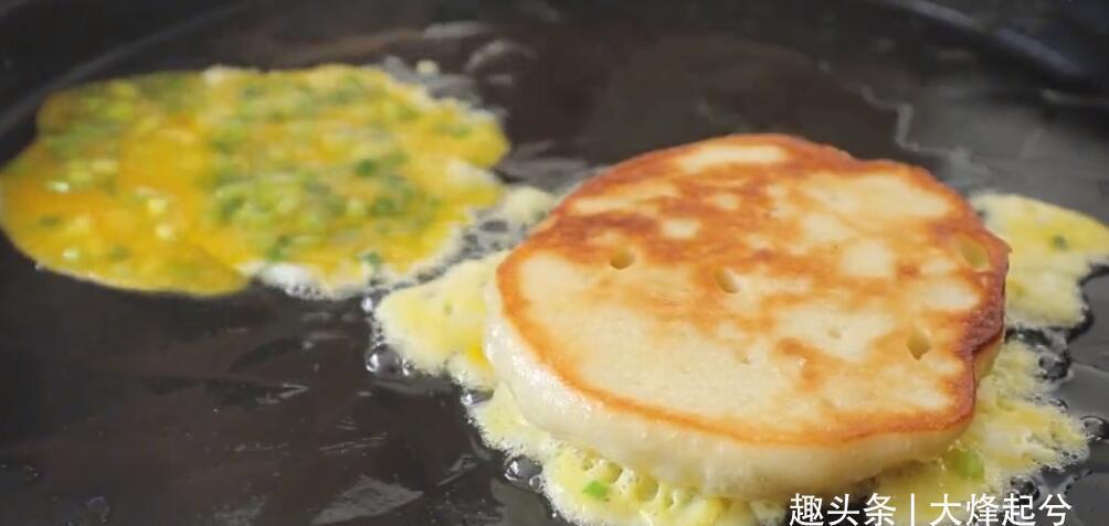 早餐,包子油条靠边站,1碗面粉2个鸡蛋,简单一搅,15分钟就出锅