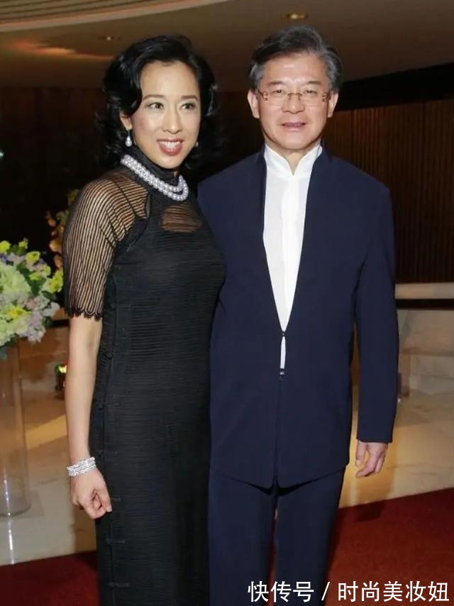 连衣裙|43岁刘芳菲很有“贵妇范”,穿红色旗袍连衣裙高贵优雅,美得惊艳