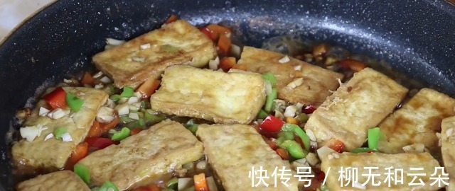红椒|1块豆腐,2个鸡蛋,大厨教你这样做,比红烧肉香,吃一次就忘不了!