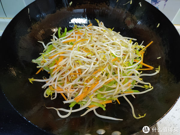 炒面条好吃有技巧，掌握三个诀窍，面条不粘不坨、劲道爽滑