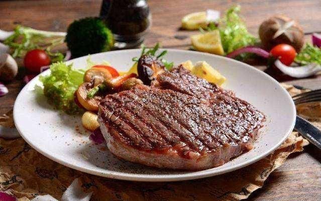 男友请我吃牛排,问要几分熟,男友两字回答,服务员称赞内行人