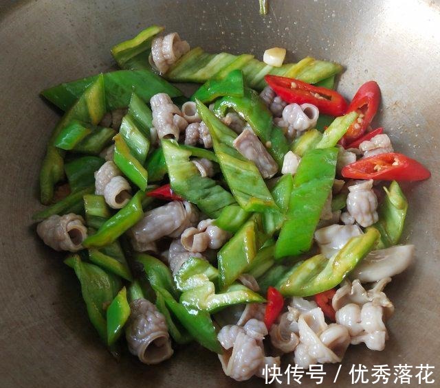 下饭|尖椒炒鱼肚,鱼肚爽脆,带点微辣,很下饭!