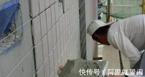 用水泥|贴瓷砖用瓷砖胶还是水泥我家泥瓦工铺砖时,一不小心说出了真相