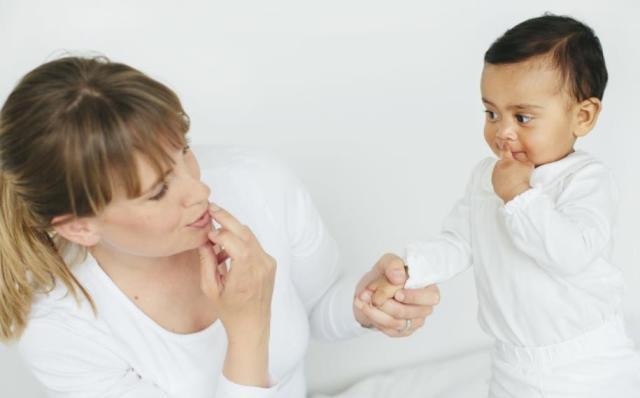 高配版|宝宝模仿“不倒翁小姐姐”,表情到位,网友:一看就是高配版