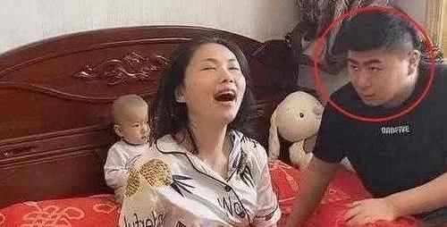 睡眠质量|一家三口睡觉照片曝光,爸妈熟睡宝宝坐一旁,宝宝这家长真难带