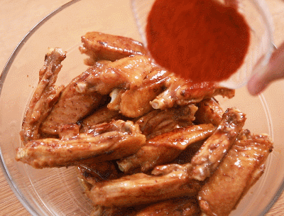 鸡翅|秘制鸡翅做法，香香辣辣上桌，1秒就能被抢光