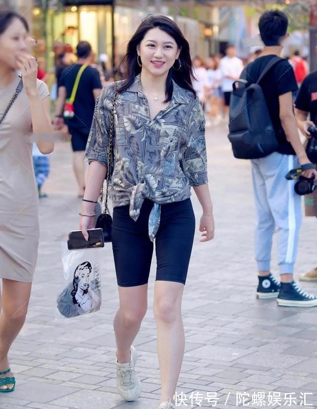 高跟鞋|只有逛街的打底裤美女才能让自己的打扮时髦，我钦佩她