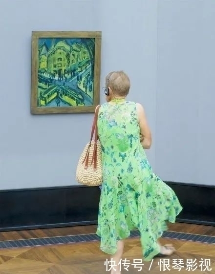名画&他花2年时间,拍下1000个“撞衫”的人:撞衫不可怕,可怕的是……