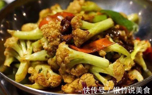 炒花菜时，万万别直接下油锅！多加“1步”，花菜又香又脆