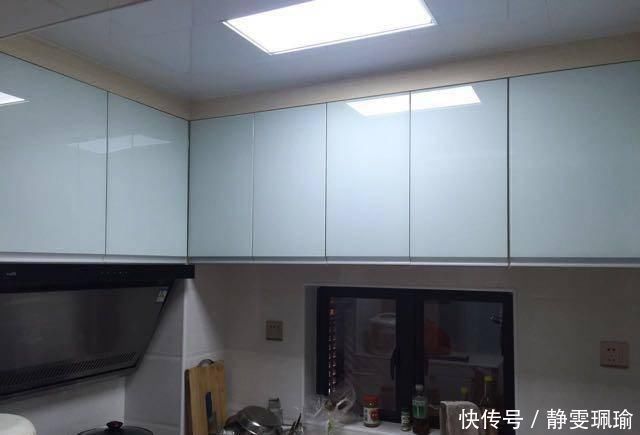 很实用|61平的小户型,老公在客厅打了好多柜子,入住后才知道很实用