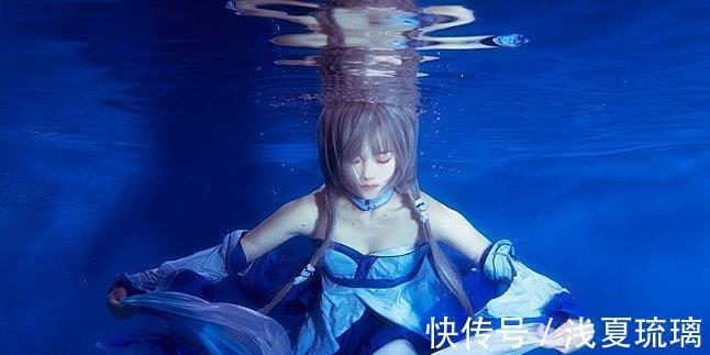 女生|女生水底COS洛天依,竟能睁着眼睛,网友:好难啊,做不到!