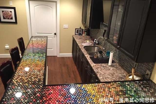 制作|直击男子五年攒下2530个瓶盖,制作了一个别致的吧台