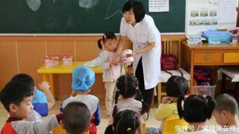 幼儿园|4岁女儿每天“盛装”去幼儿园，被同学孤立，老师：我都不敢碰