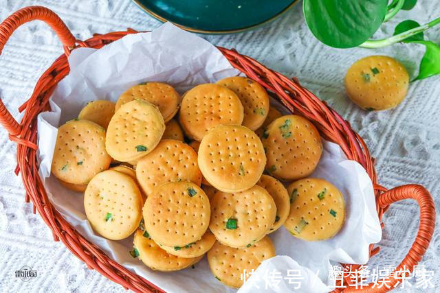 不用黄油,也不加糖,教你做葱香小饼干,口口香又酥