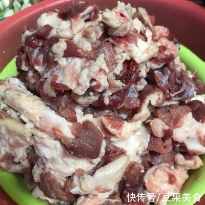 香喷喷热腾腾的炖牛腩 牛腩煲