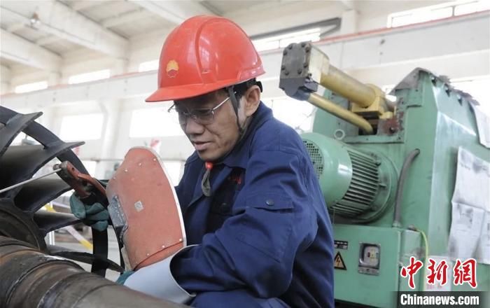 公司青海油|“全国劳动模范”杨永磊:研发攻克技术疑难 诠释工匠精神