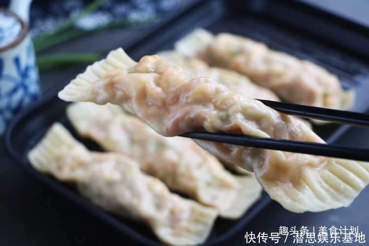  天热别蒸包子，教你懒人吃法，卷一卷8分钟出锅，早餐上桌准吃光