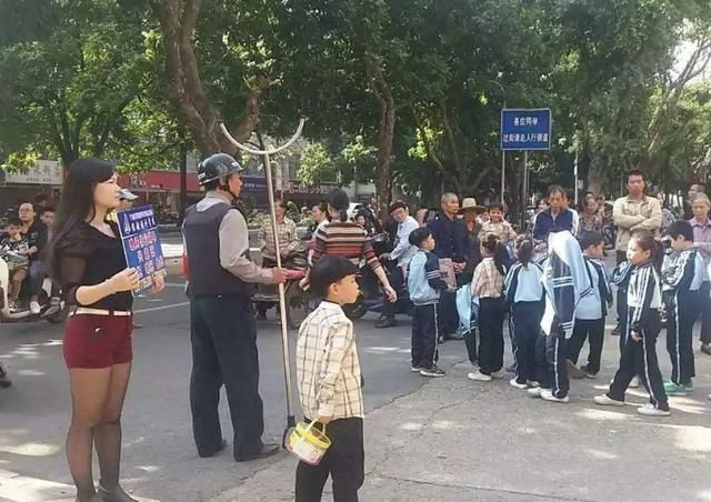 宝妈|95后宝妈接娃放学穿着“时尚”,孩子却被同学嘲笑你妈穿的啥