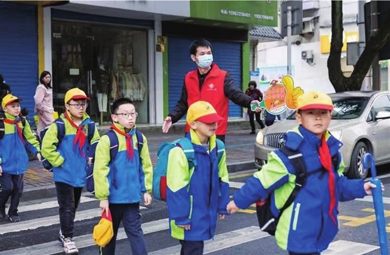 湖州德清爱心教师守护斑马线|全国交通安全日 | 湖州