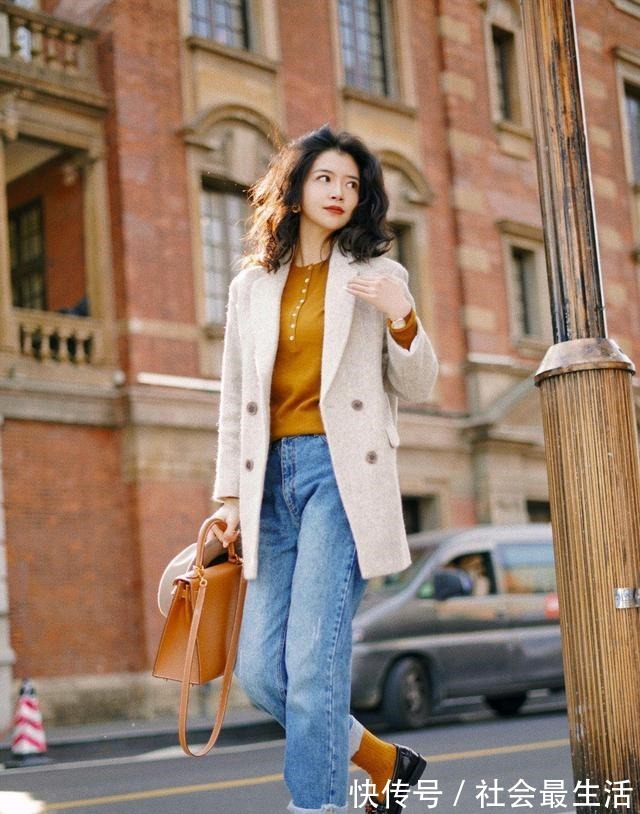 针织衫 一条牛仔裤的穿搭灵感中年女人记住这几个穿搭方法,时髦又气质!