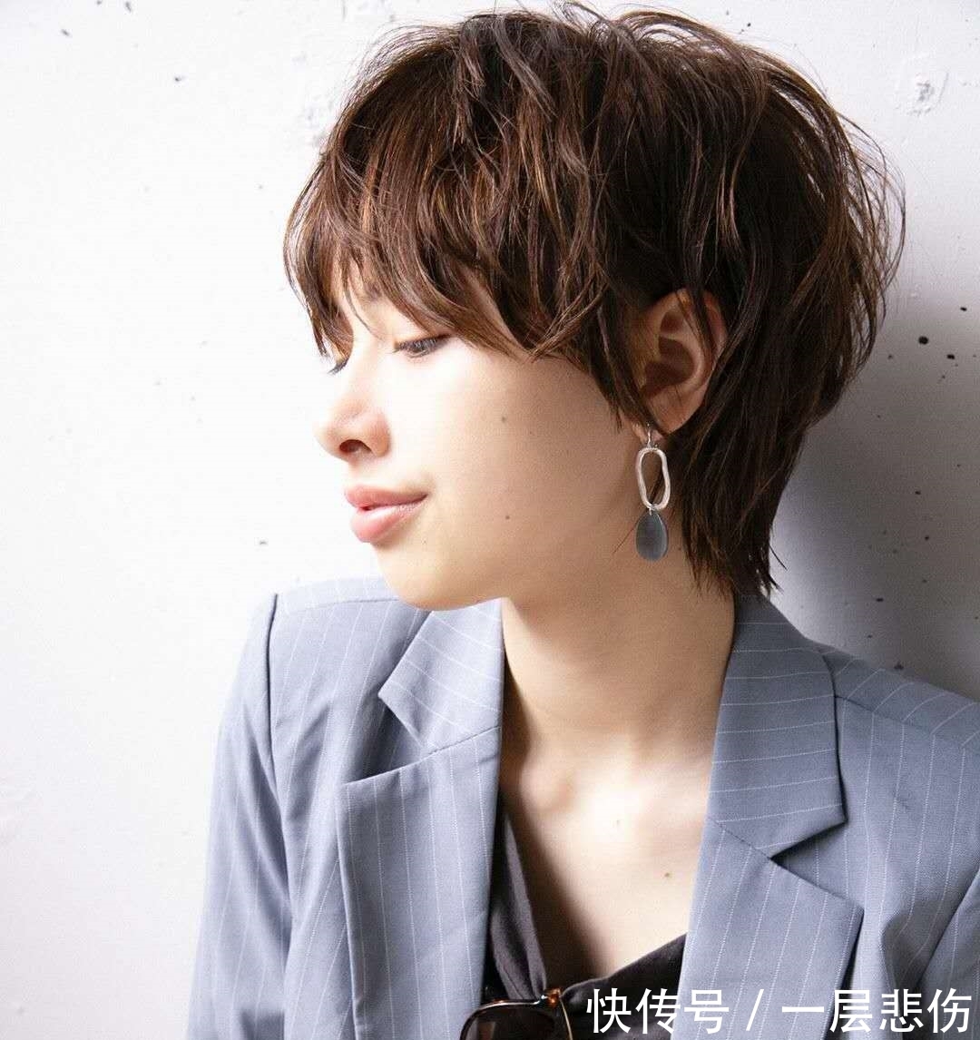 烫发 短发女生想烫发,请问冷烫好还是热烫好?为什么?