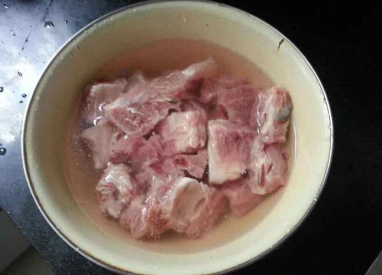 蒸排骨掌握“一个妙招”，蒸好后肉质软嫩，香气浓郁，不柴不腥