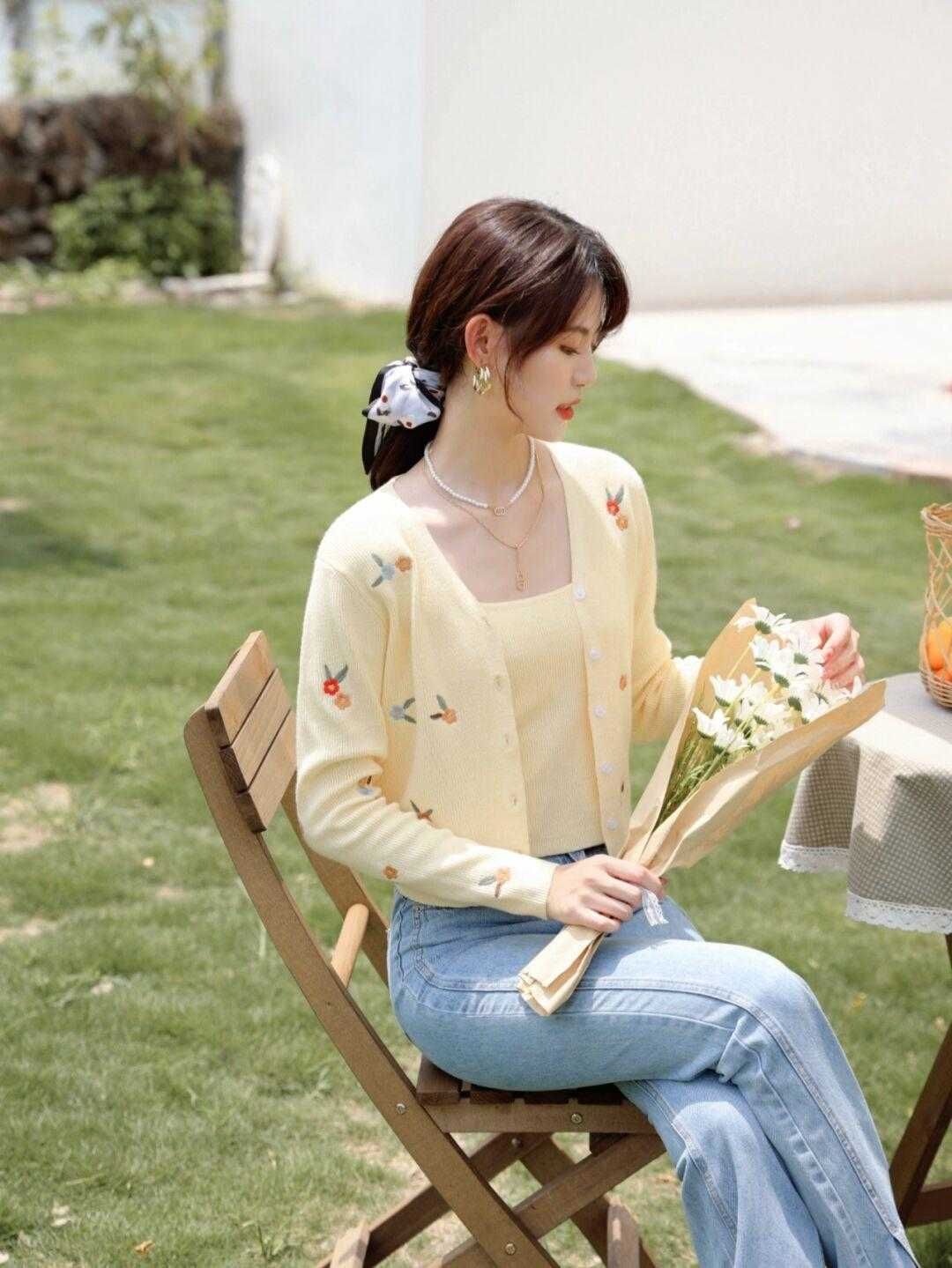 外套|秋季的简约穿搭指南，毛衣外套搭配吊带裙高级时髦，精致大气