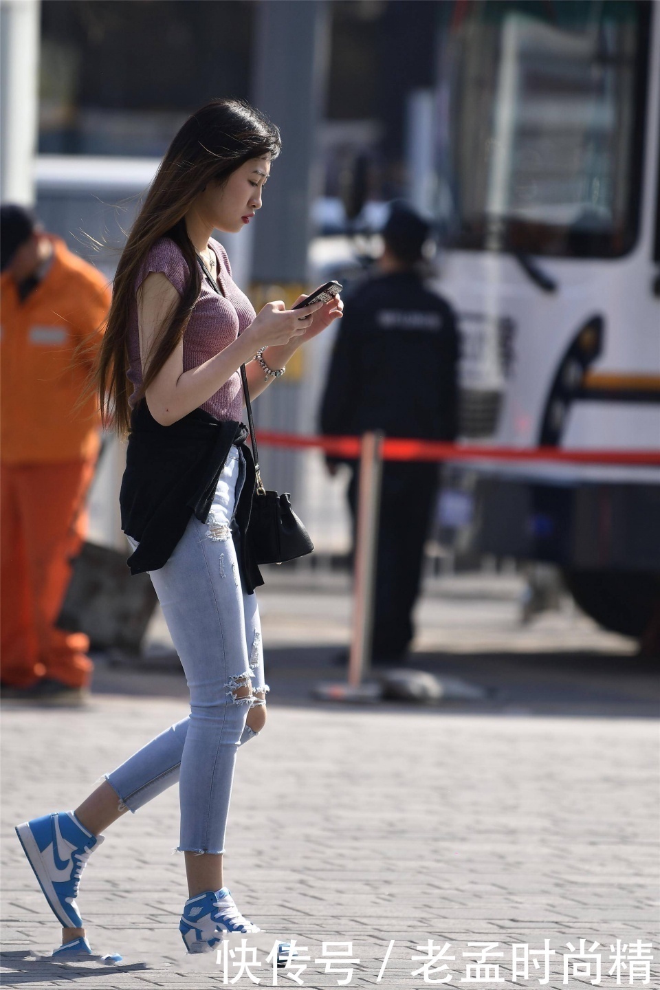 街拍:小姐姐深蓝色的花筒裙,走在街上成了焦点!