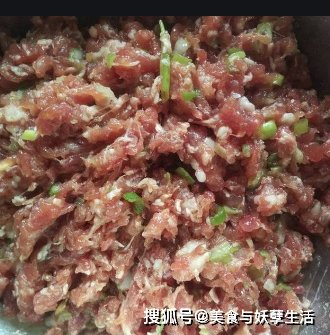 调肉馅料子不是越多越好！学会3放2不放，肉质细嫩还多汁，特香