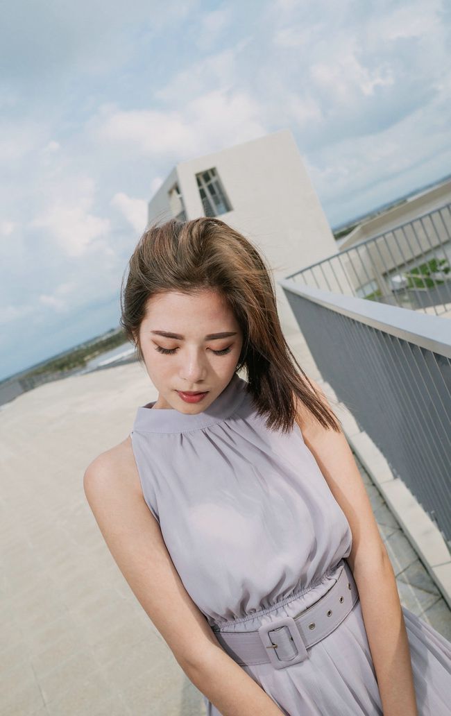 干练|无袖连衣裙给人的感觉是非常干练的,通勤又尽显优雅气质