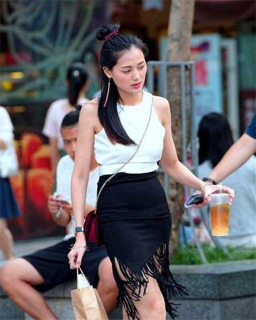 外套|酷酷的短发小姐姐,黑色长裙配黑色外套,感觉被撩到了