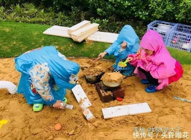 沙子|为了让孩子玩沙子,家长直接掀开家中的地板,宝爸:错了错了