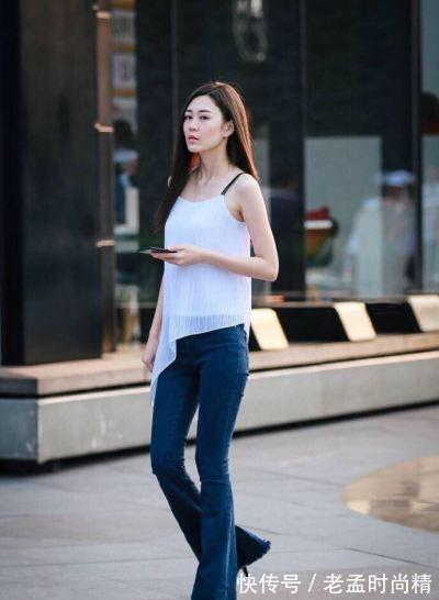 小姐妹们|不规则吊带搭深蓝喇叭裤,高冷气质,你能穿出这种女强人气势吗?