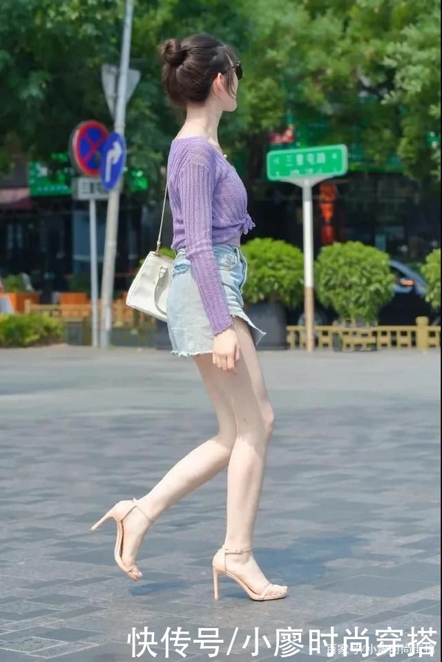 休闲|街拍这位女士的穿搭，非常的休闲迷人