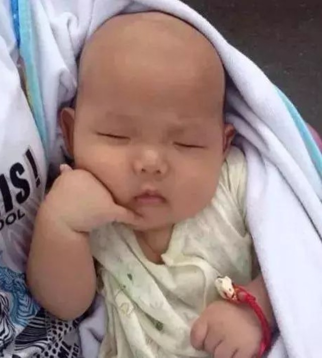 睡眠|宝宝睡姿“千奇百怪”,妈妈每次掀被子都像拆盲盒:这是练什么功