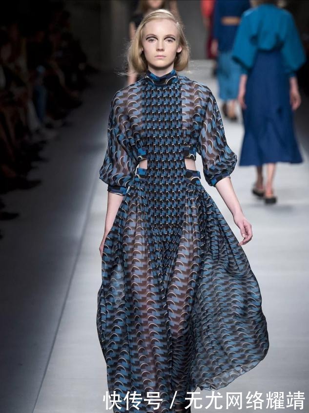 碎花|“百褶裙”不受宠了,今年开始流行“奶奶裙”,青春减龄有气质