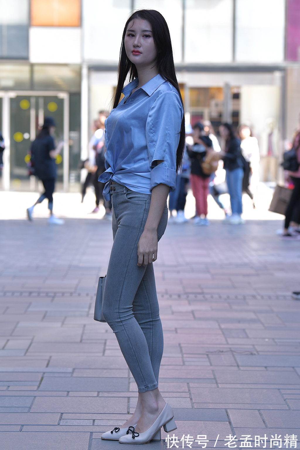 气韵|衬衫配牛仔裤,穿出初秋简单的美,时尚干练又显成熟的气韵
