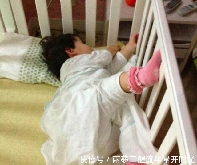 萌娃半夜不睡被妈妈赶下床,宝爸幸灾乐祸躺沙发儿子,爸懂你