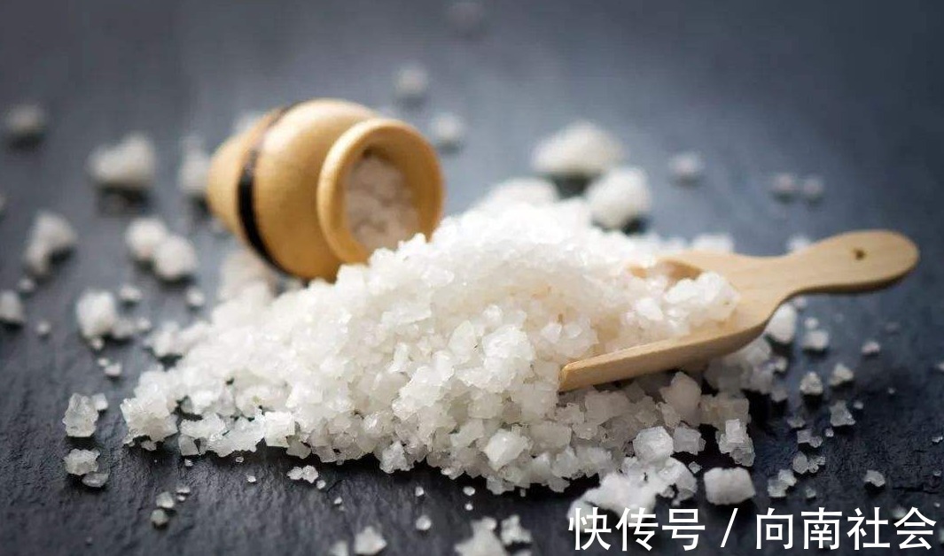 家庭|盐撒马桶里,原来作用这么厉害,解决了家庭中一大难题!