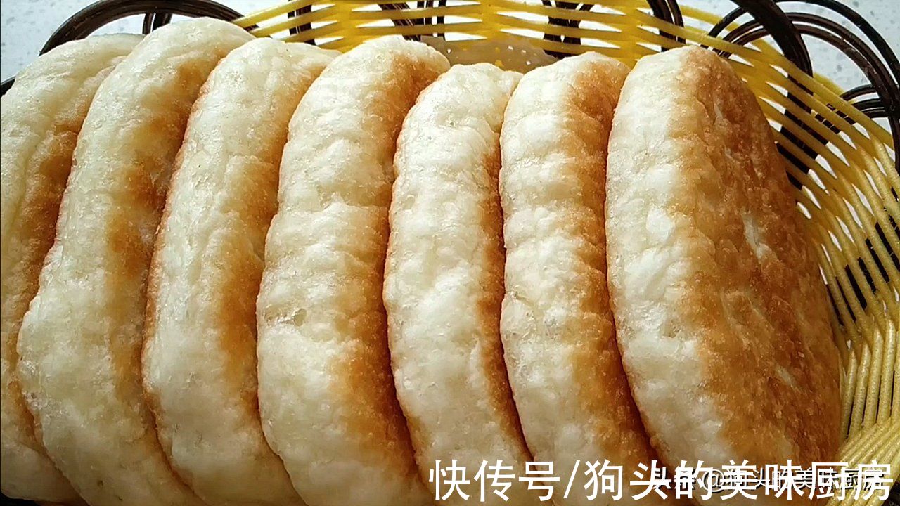 发面饼怎么做最简单？一碗面粉一碗水，用筷子一搅，蓬松又暄软