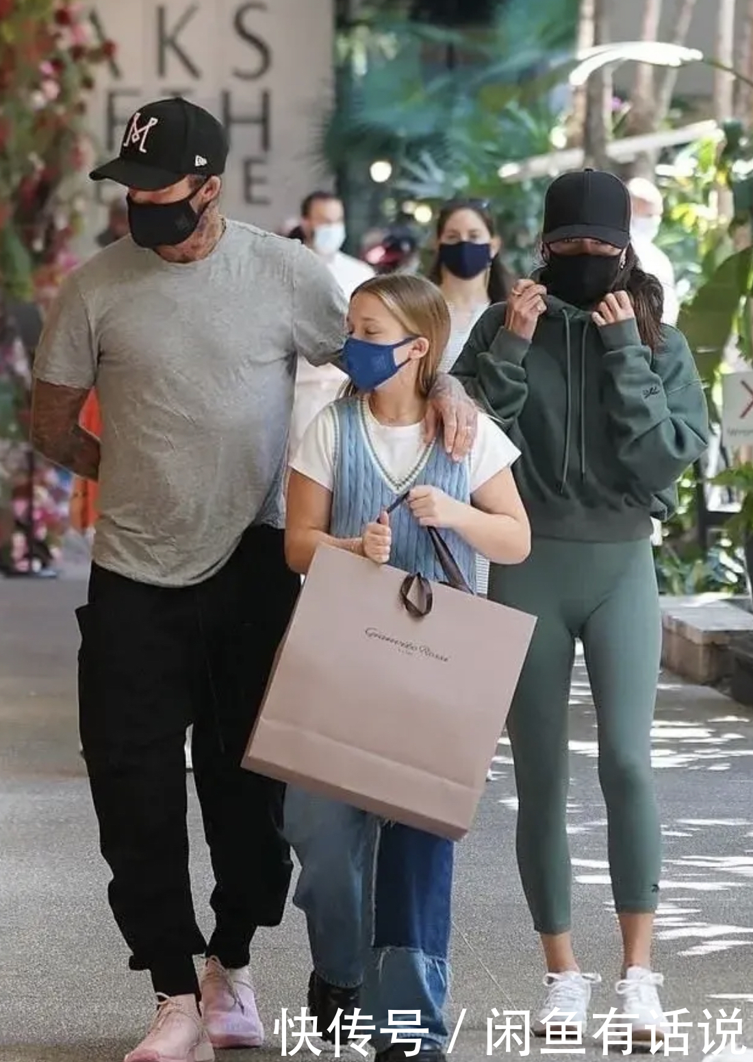 内柔|贝嫂母女现身,小七穿牛仔连体装白胖胖,被妈妈牵着走像个小憨憨