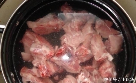 排骨焯水时，多加一勺“它”，血水脏东西自动跑出来，很实用