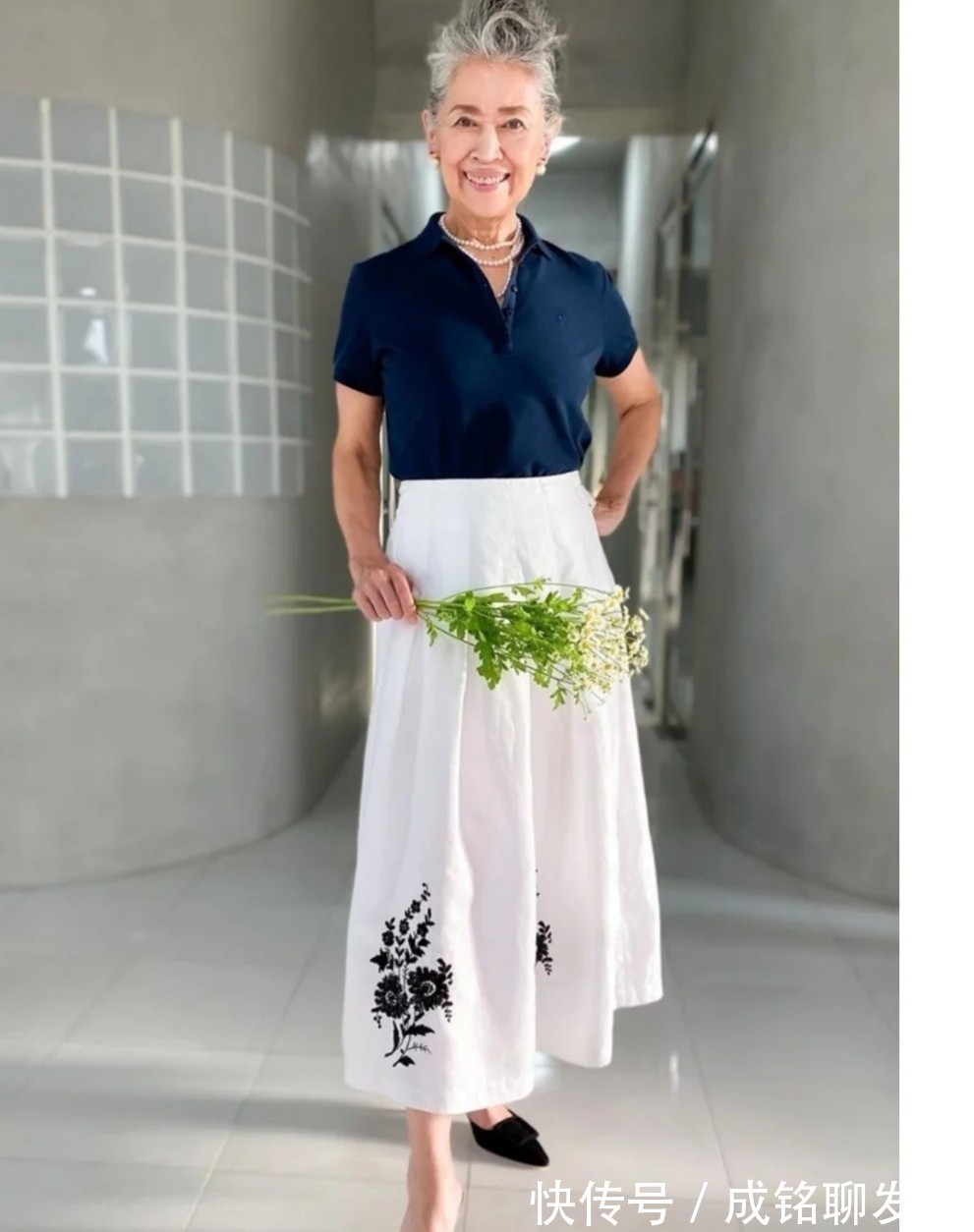 白色衬衫|年过七十的“网红奶奶”,靠穿搭圈粉无数,比年轻人还有潮范儿