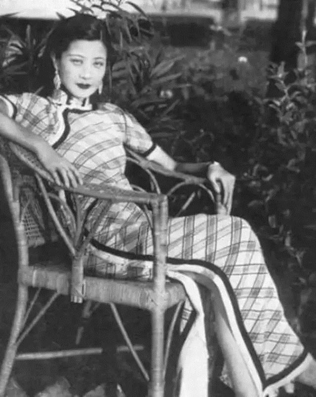 旗袍开衩仅仅是一道线,就将旗袍的风韵掩映勾勒到了极致