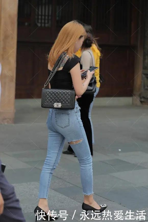 搭配|紧身牛仔裤搭配黑色方领背心，集时尚与优雅一身，让人百看不厌